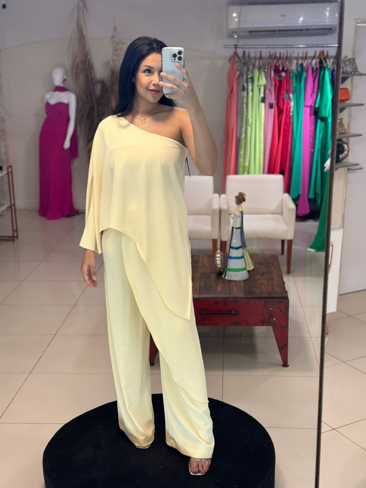 Imagem de blusa cor amarelo pastel